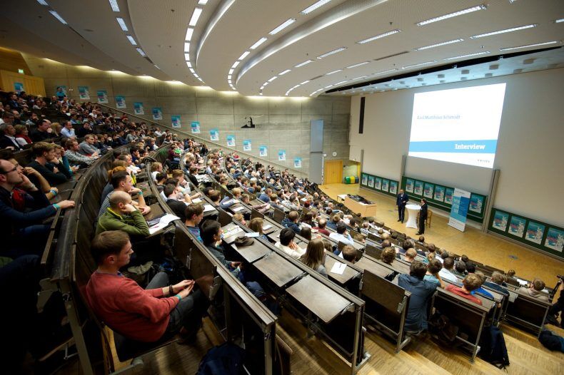 Von Fahrstühlen und Cyberkriminalität