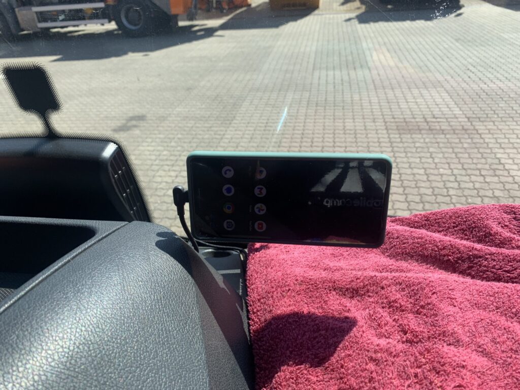 Smartphone im Abfallentsorgungsfahrzeug